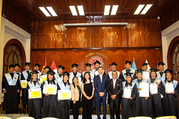 UNINI México festeja en una ceremonia la entrega de títulos a profesionales en Perú